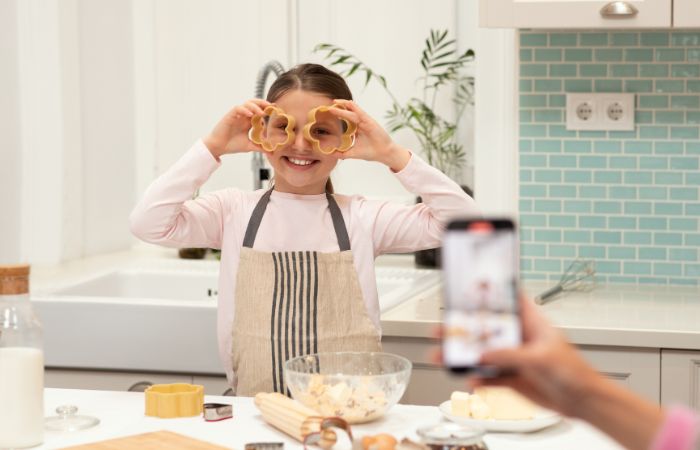 Compartir fotos de los niños en Internet: sesión en la cocina