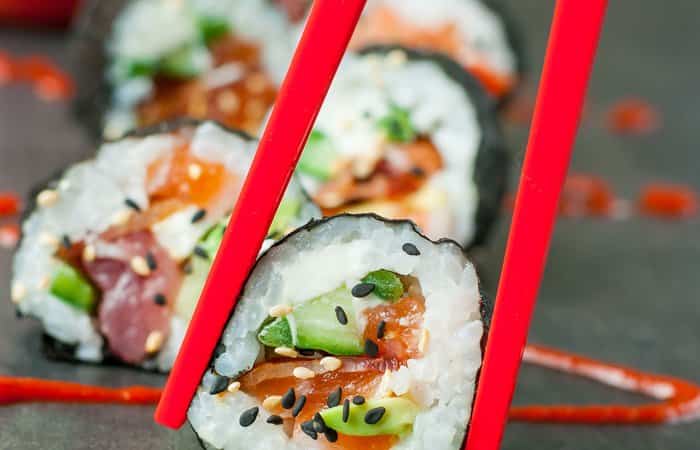 sushi casero con aguacate
