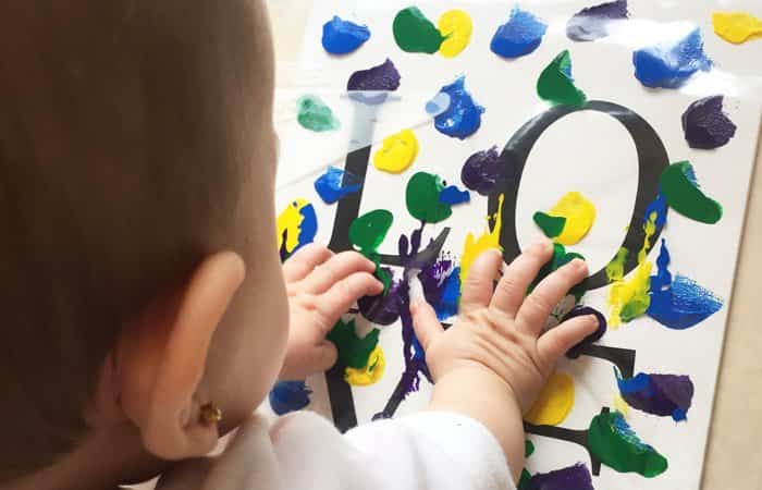 manualidades para hacer con bebés pintando