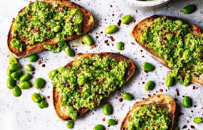 tostada con habas para cocinar recetas ricas en hierro