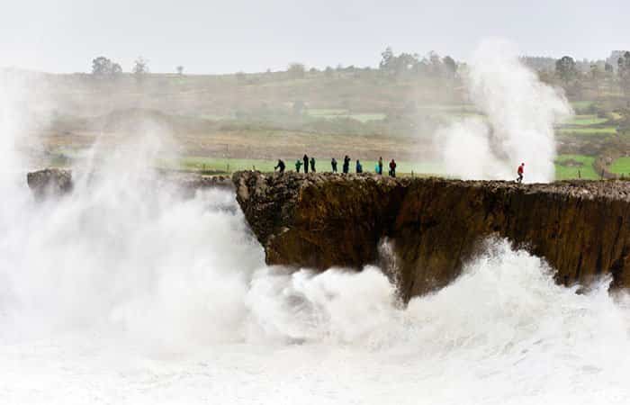 Las olas goleando la costa en Bufones de Pría