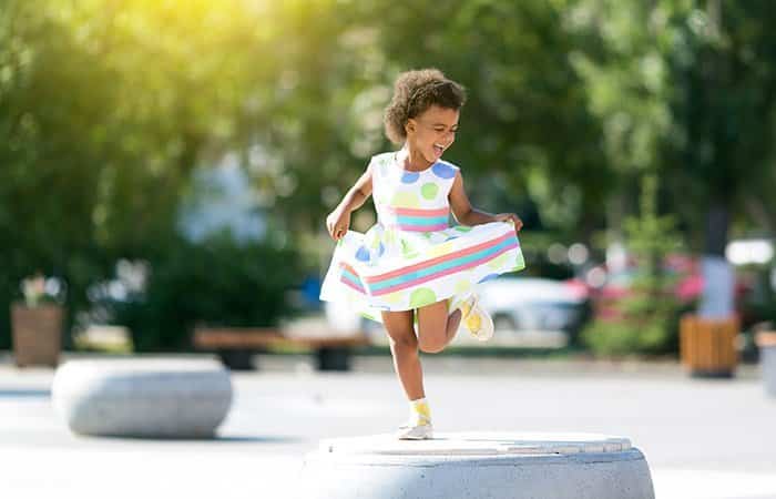 Niña bailando canciones infantiles