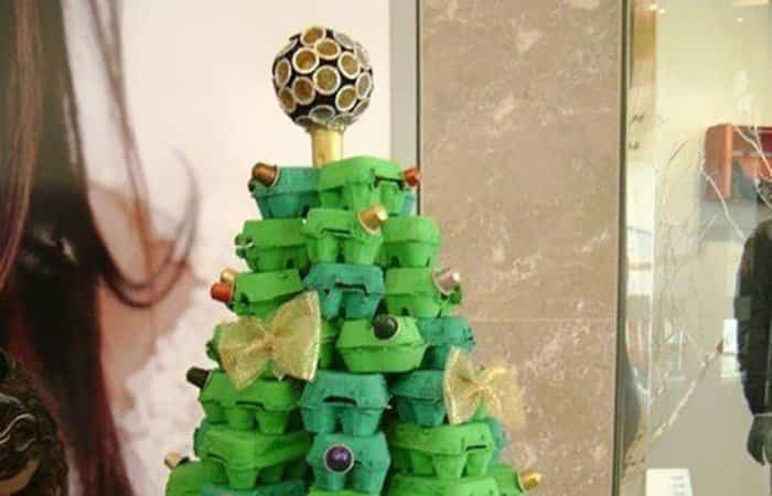 adornos de Navidad con material reciclado como hueveras