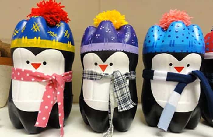 Adornos de navidad con material reciclado con forma de pingüino