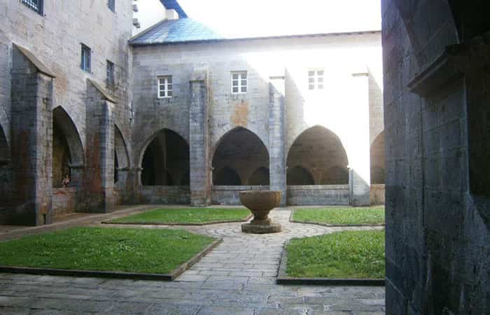 Claustro de la real Colegiata de Santa María de Roncesvalles