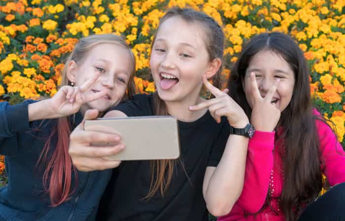 Tres niñas se hacen un selfie con caras divertidas