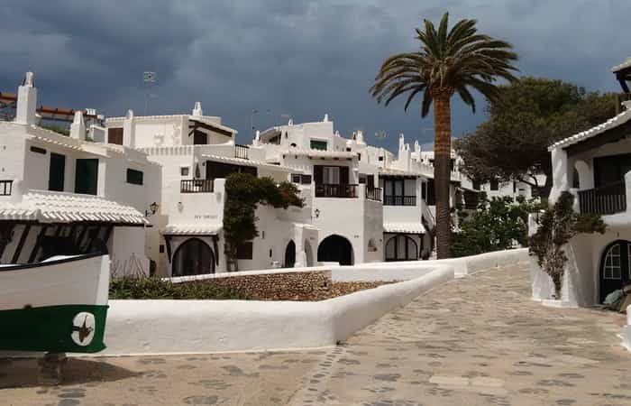 destinos españoles que The New York Times recomienda: casitas blancas en Binibeca,Menorca