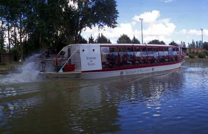 Barco por el Canal de Castilla