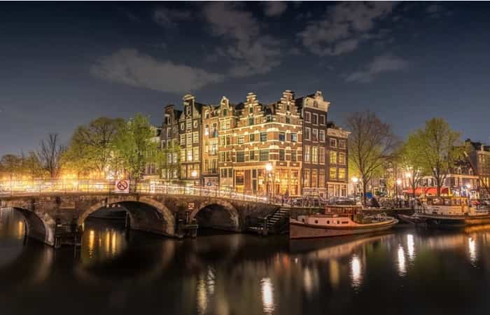 Ciudades de Europa perfectas para una escapada: Ámsterdam, uno de sus canales por la noche