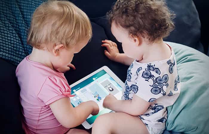Niños distraídos con una tablet