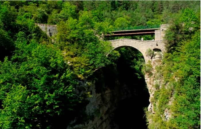 Puentes increíbles en rutas de senderismo por desfiladeros y cañones
