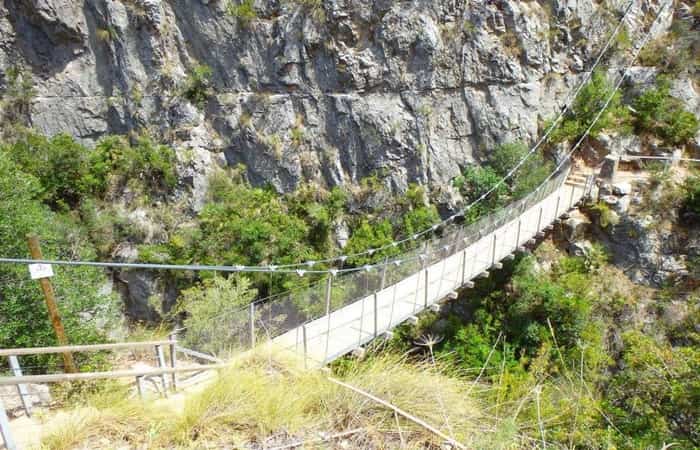 Puentes increíbles en rutas de senderismo por desfiladeros y cañones
