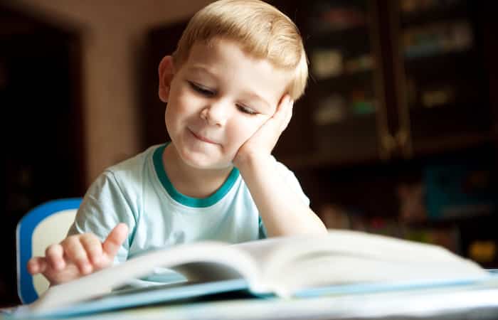 Niño de 4 años leyendo