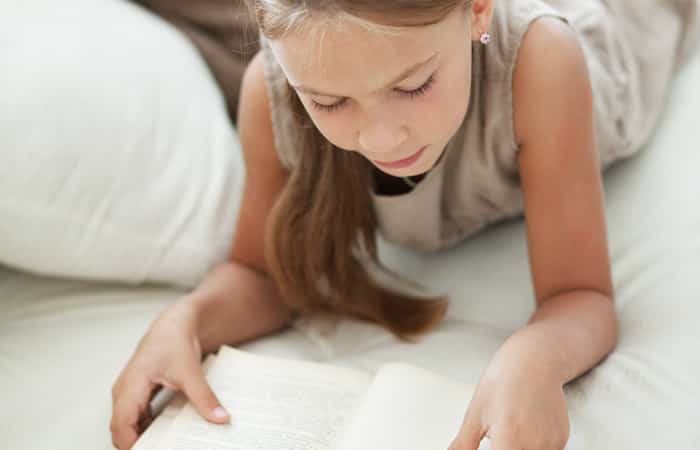 Niña de 9 años leyendo