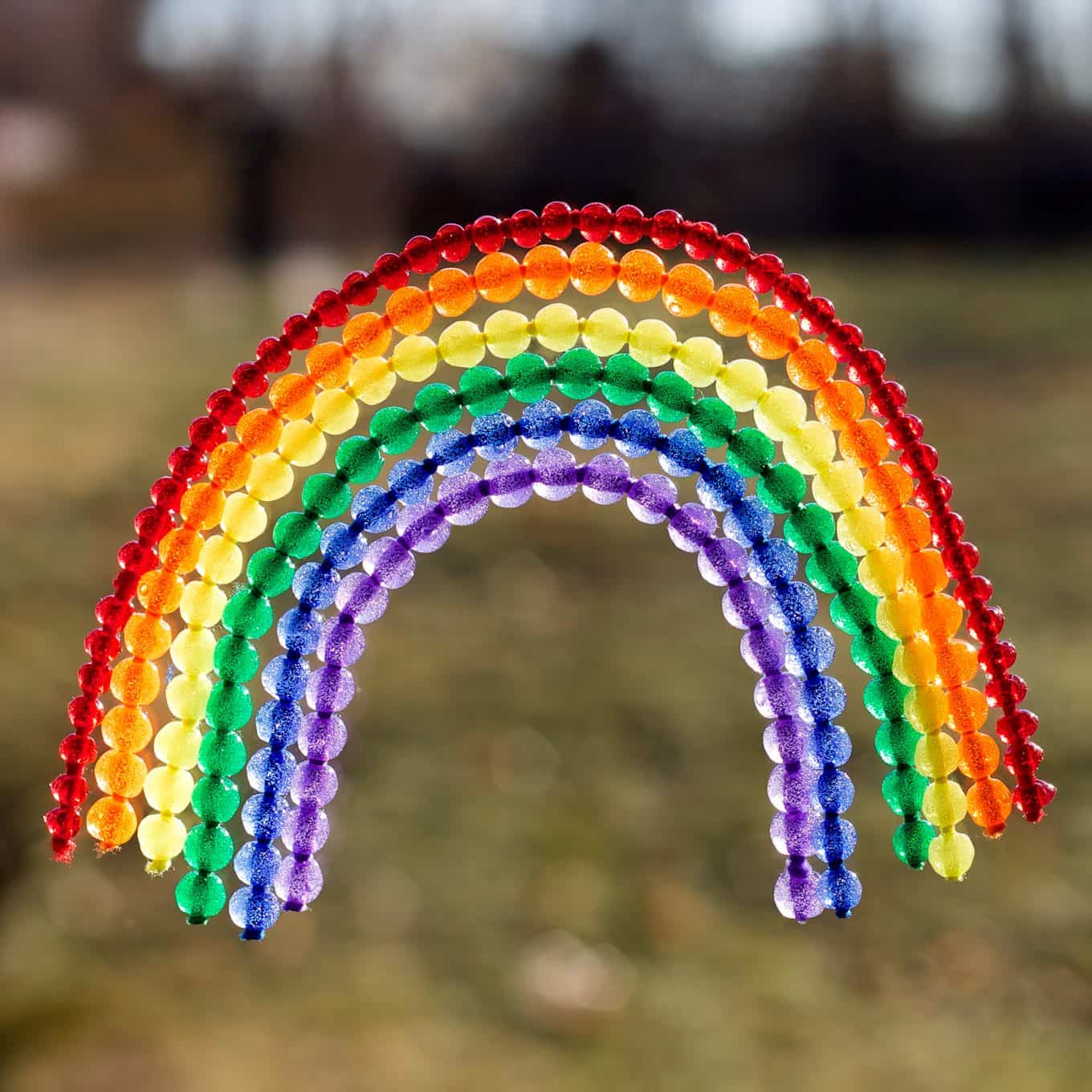 manualidades arcoíris para niños con cuentas de colores