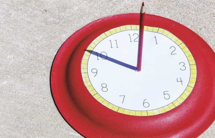 Haz un reloj solar casero con un plato de papel