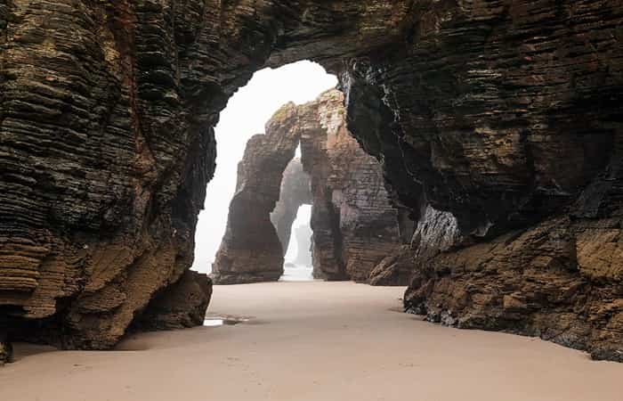 Lugares de España para ir una vez en la vida: arcos de piedra de Playa de las Catedrales