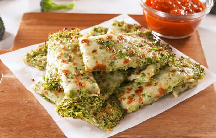 masa de pizza con brócoli
