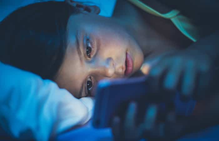 Mirar el móvil en la cama no ayuda a dormir mejor