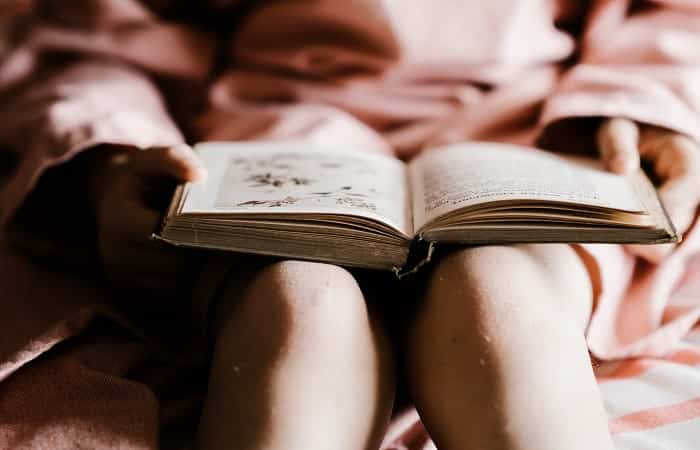 Rutinas relajantes para cumplir el tiempo de sueño recomendado: la lectura