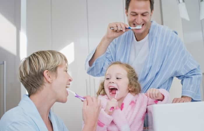 Enseñar a los niños a cepillarse los dientes