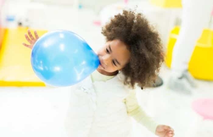 niña con globo