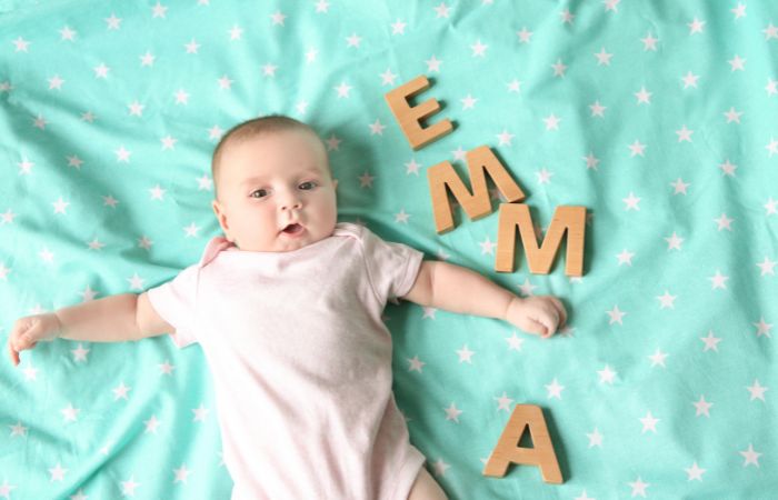 Bebé con las letras de EMMA