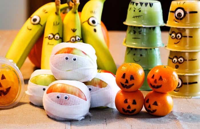 frutas para celebrar Halloween en el colegio: frutas decoradas