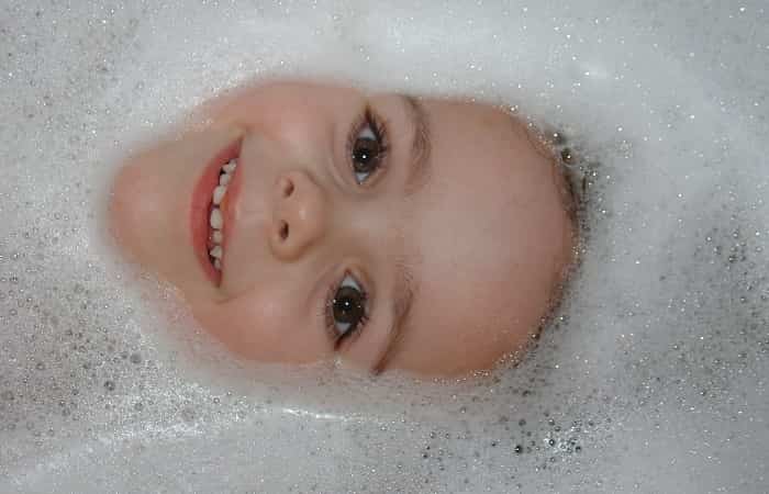 Baño diario para lavarse los oídos