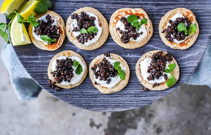 miniblinis con caviar de lentejas