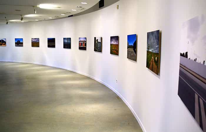 Sala de exposición del Museo Extremeño e Iberoamericano de Arte Contemporáneo