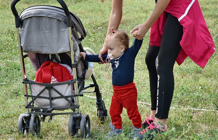 Acompañar a los bebés cuando empiezan a andar: consejos para hacerlo con seguridad
