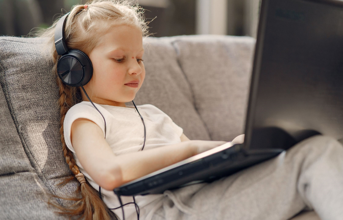 ¿Cómo afecta el uso de dispositivos electrónicos a la vista de tus hijos? El síndrome de la pantalla de visualización