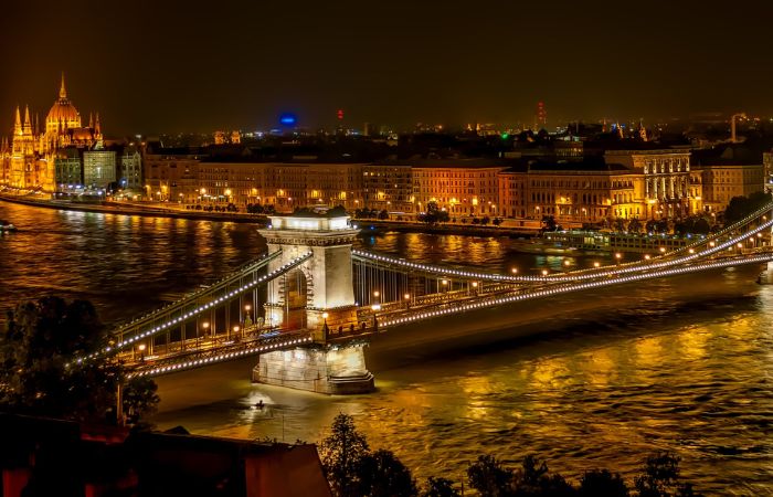 Budapest, puente de las cadenas de noche