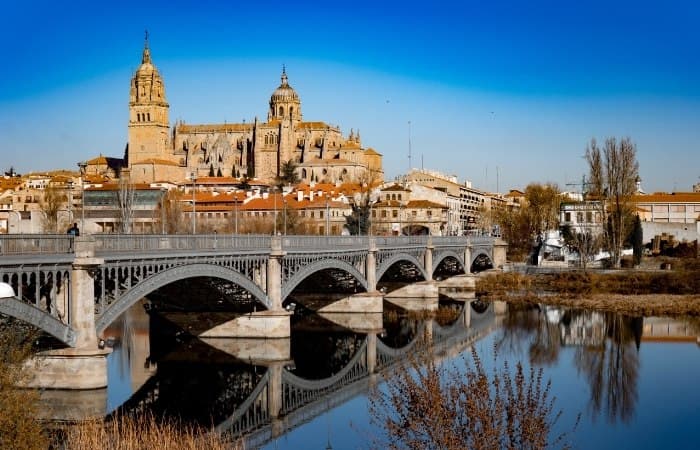 Salamanca desde el puente de Enrique Estevan. Ciudades y barrios de España patrimonio de la humanidad