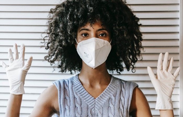 Mujer con guantes de látex  mascarilla: alergia al látex 