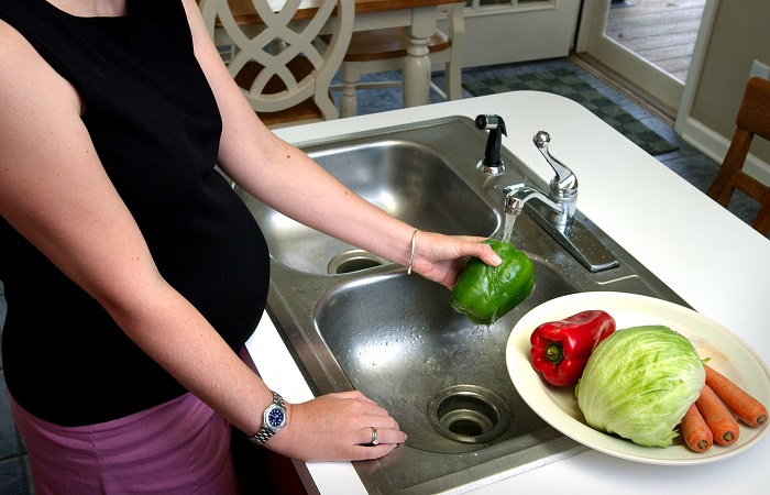 Una de las cosas que no puedes hacer si estás embarazada, comer verduras sin lavar