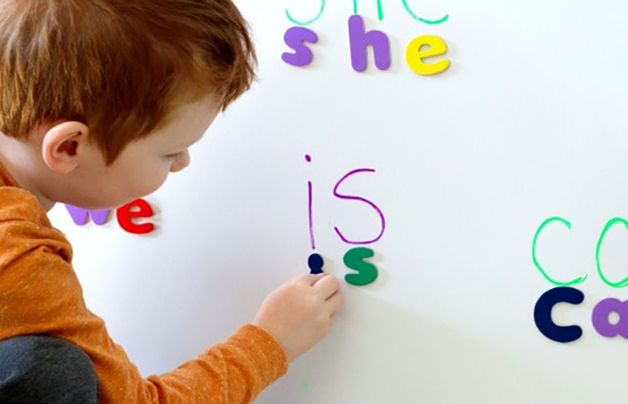 Juegos para que los niños aprendan a escribir con letras magneticas