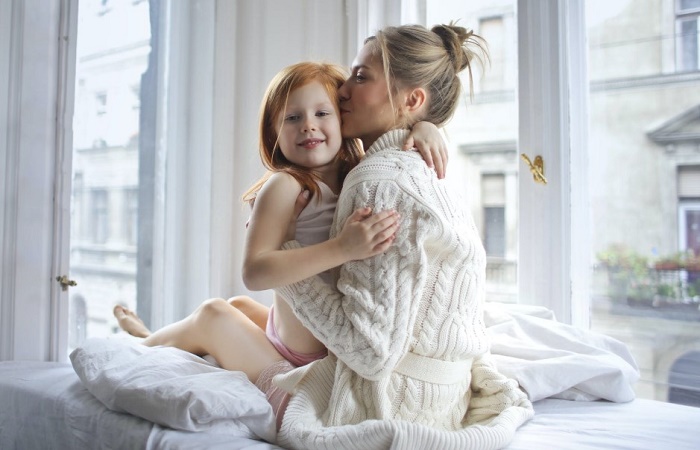 Madre abraza a su hija. Importancia de pedir perdón a nuestros hijos
