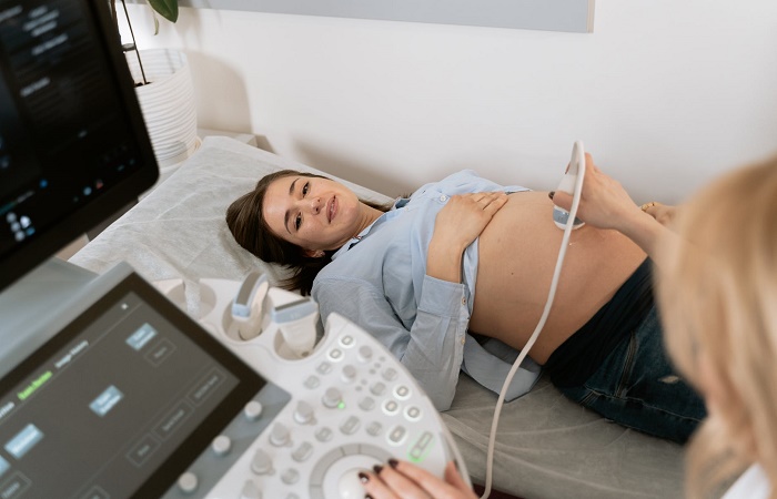 Doctora haciendo una ecografía a una embarazada