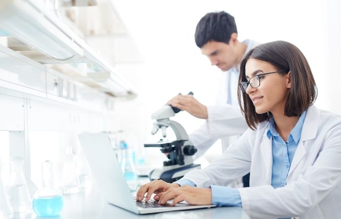 Hay más hombres que mujeres estudiando ciencia y tecnología en España