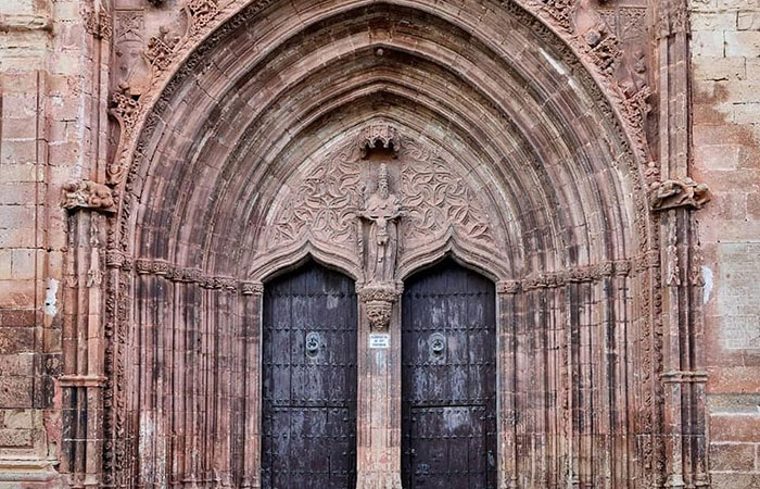 Portada de la iglesia de la Santísima Trinidad, en Alcaraz, Albacete