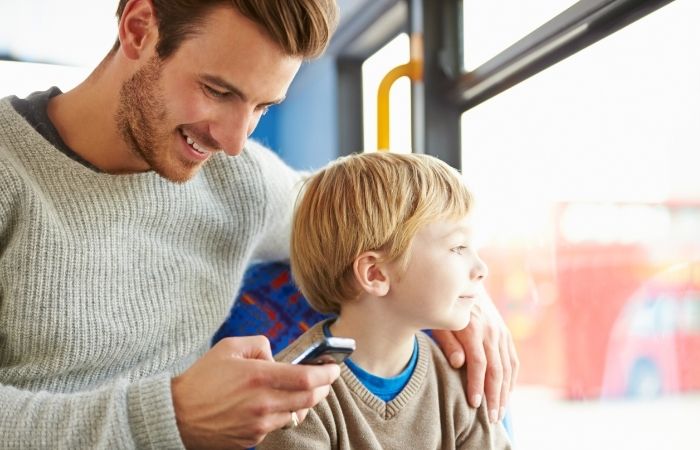 Crianza distraída: riesgos de estar siempre mirando el móvil