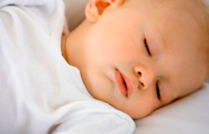 ¿Dónde deben dormir los bebés, en su propia habitación o con sus padres? Pros y contras de cada opción