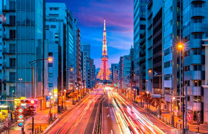 Calle de Tokio, al fondo, la famosa torre de telecomunicaciones