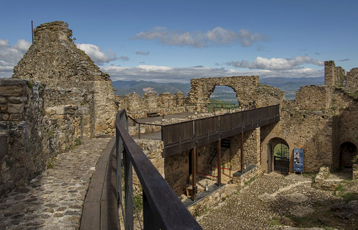 Castillo de Cornatel, en Priaranza del Bierzo