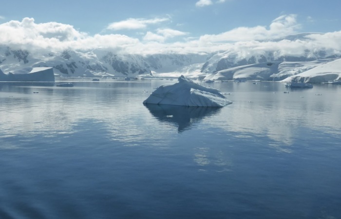 Pequeño iceberg en el Océano glacial Antártico