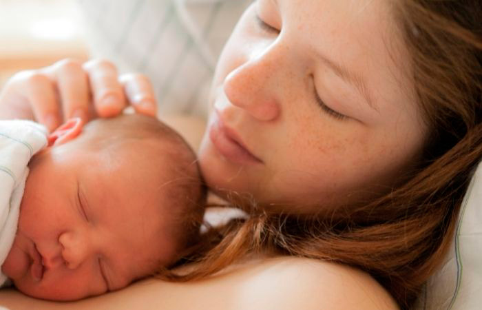 Método madre canguro: madre y bebé durmiendo piel con piel
