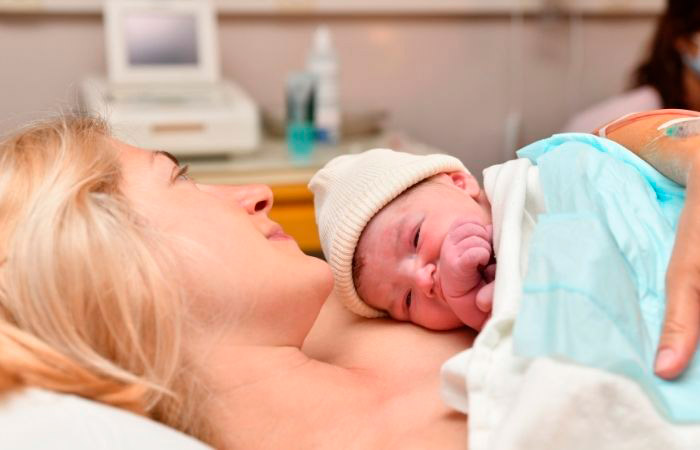 método canguro: recién nacido con su madre