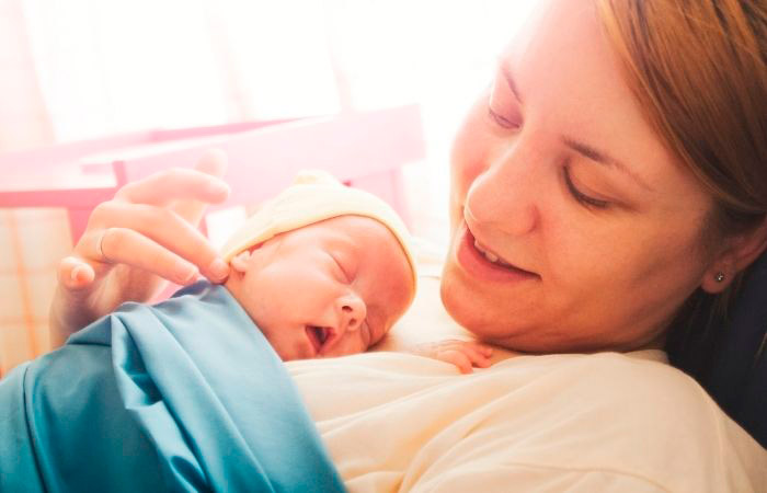 método madre canguro: bebé dormido piel con piel con su mamá